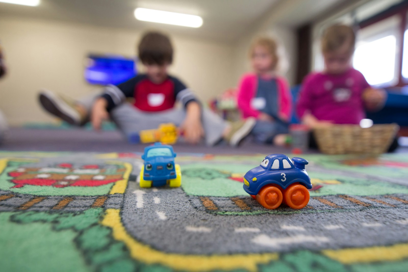 kinderen met speelgoed